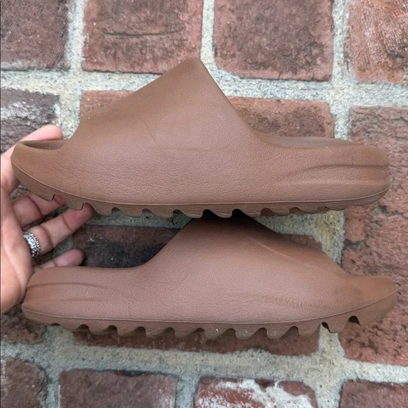 Adidas Yeezy Slide. Women Size 7 . - Picture 12 of 16